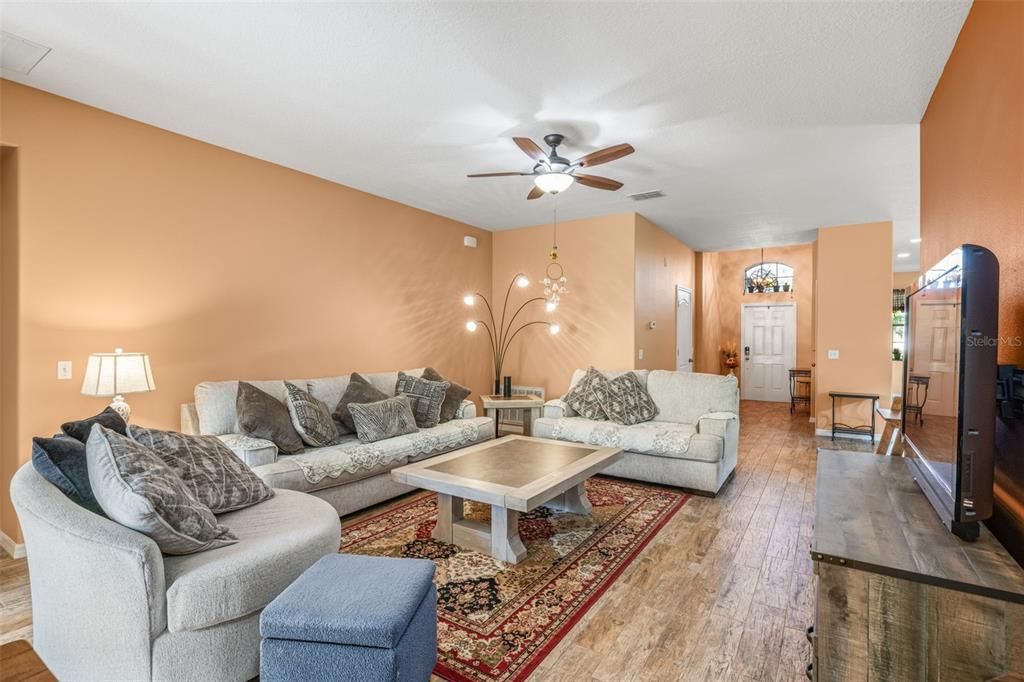For Sale: $350,000 (3 beds, 2 baths, 1670 Square Feet)