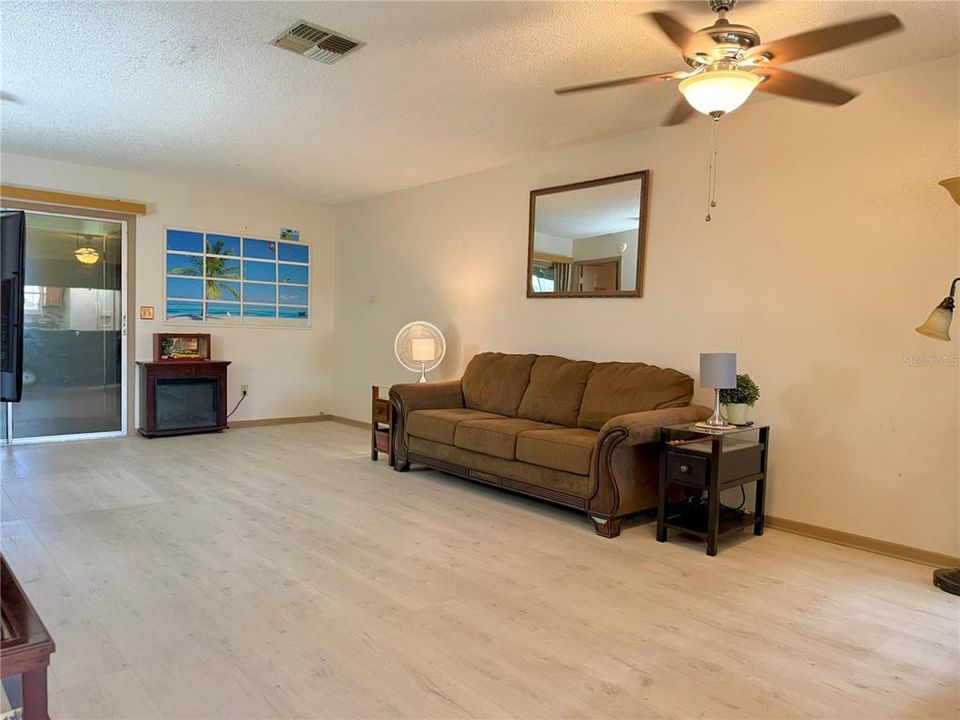 待售: $152,500 (2 贝兹, 2 浴室, 972 平方英尺)