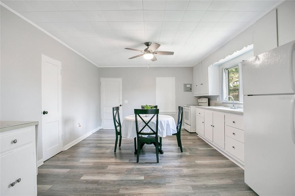 For Sale: $355,000 (3 beds, 2 baths, 1260 Square Feet)