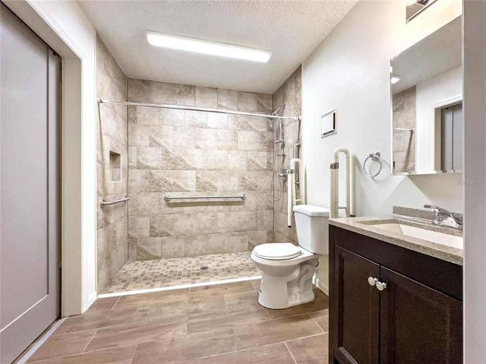 合同活跃: $69,000 (1 贝兹, 1 浴室, 783 平方英尺)