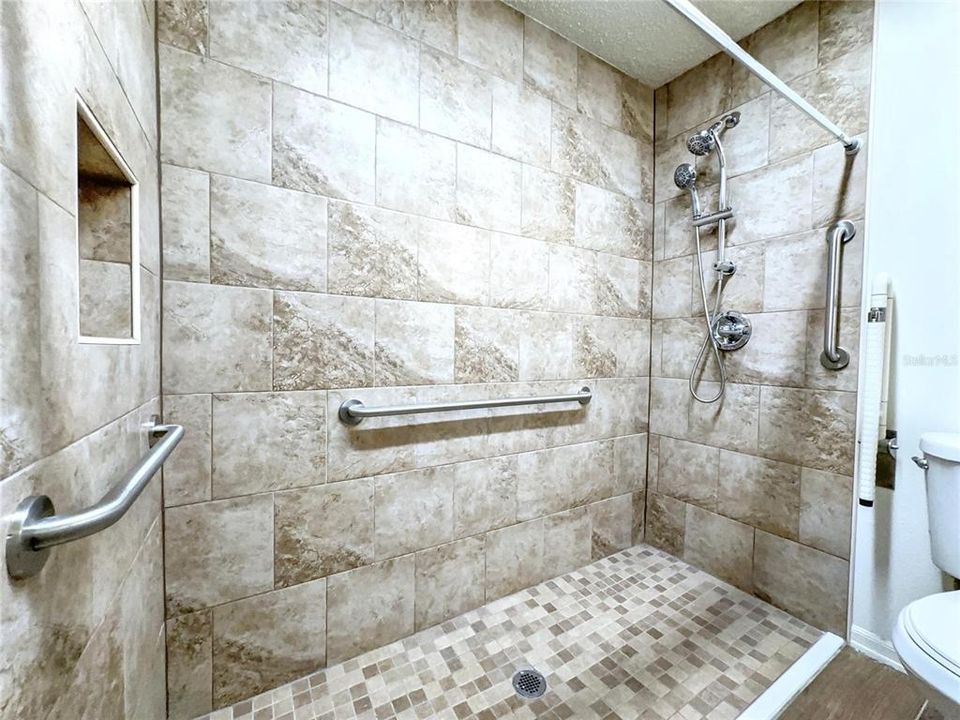 合同活跃: $69,000 (1 贝兹, 1 浴室, 783 平方英尺)