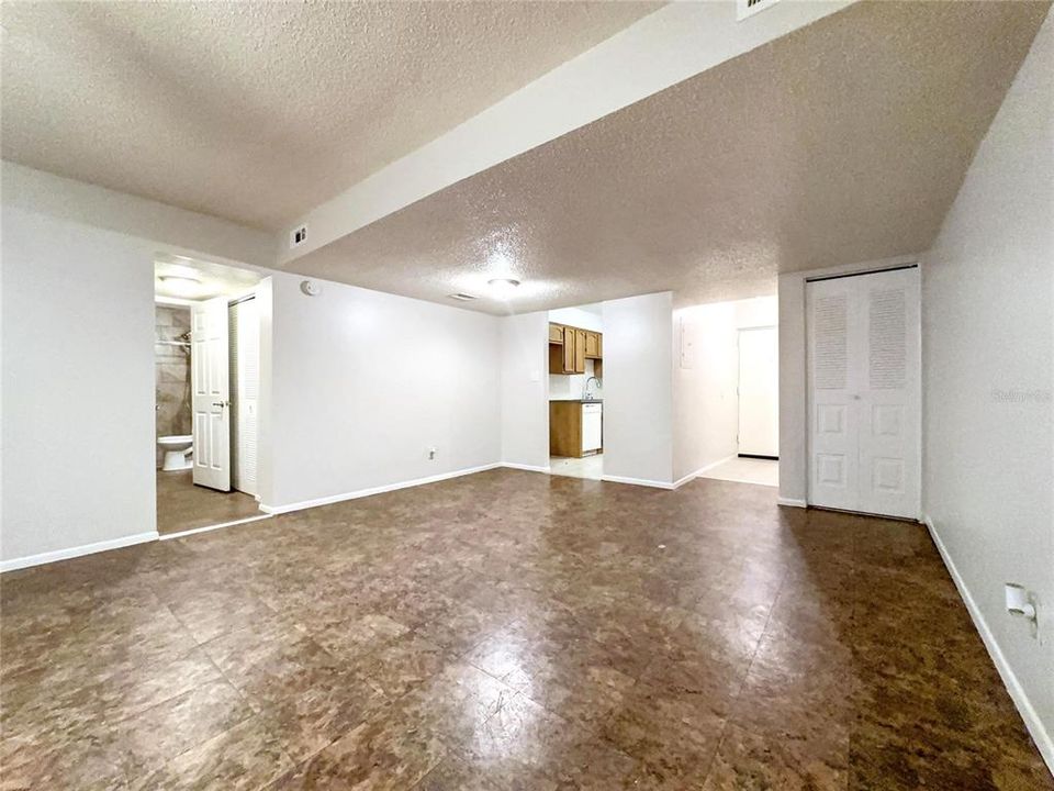 合同活跃: $69,000 (1 贝兹, 1 浴室, 783 平方英尺)