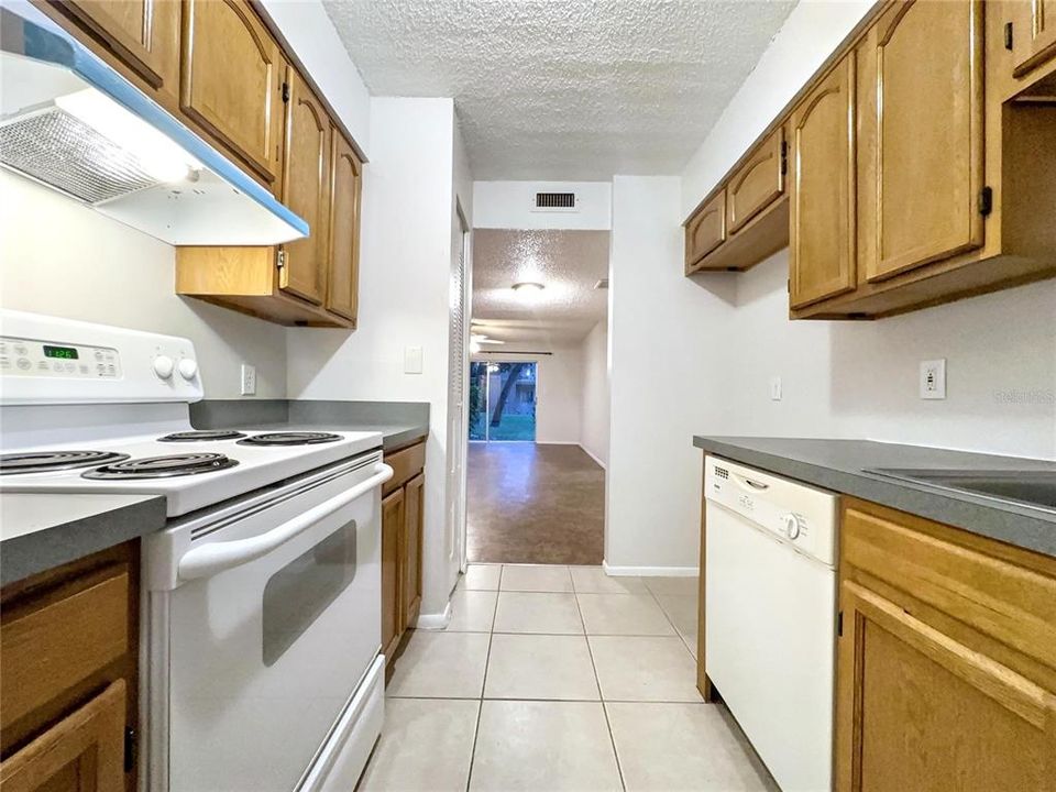 合同活跃: $69,000 (1 贝兹, 1 浴室, 783 平方英尺)