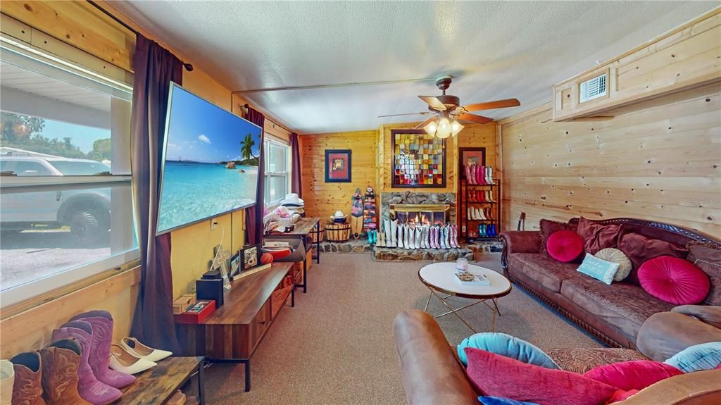 For Sale: $265,000 (2 beds, 1 baths, 888 Square Feet)