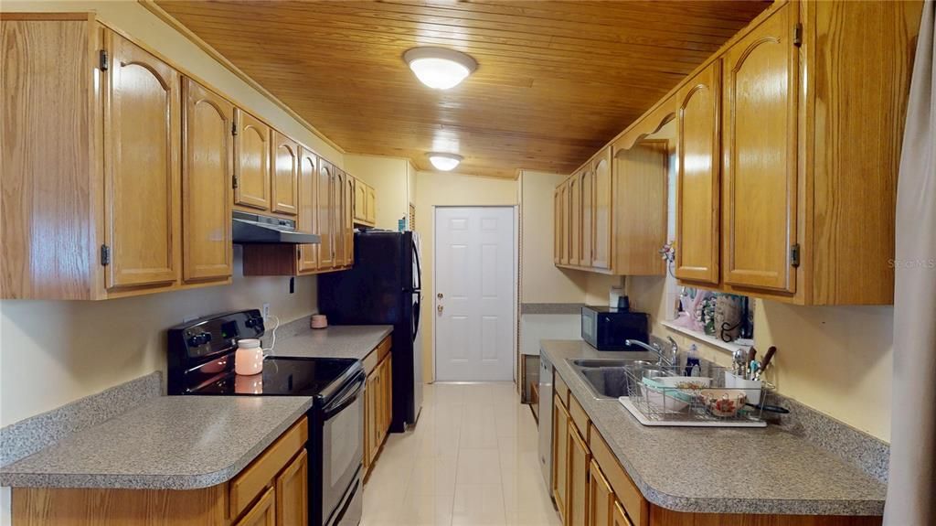 For Sale: $265,000 (2 beds, 1 baths, 888 Square Feet)