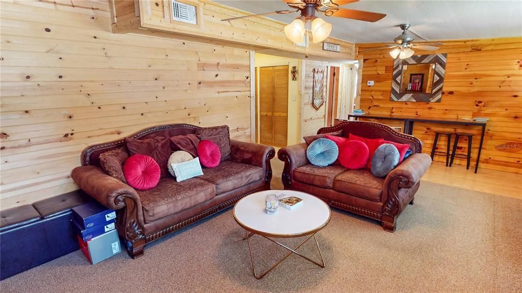 For Sale: $265,000 (2 beds, 1 baths, 888 Square Feet)