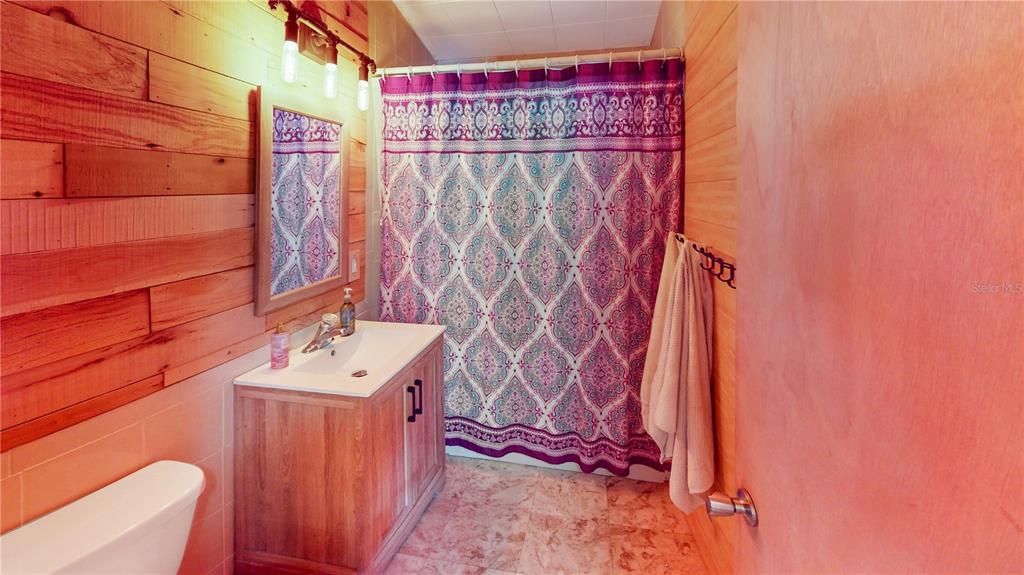 For Sale: $265,000 (2 beds, 1 baths, 888 Square Feet)