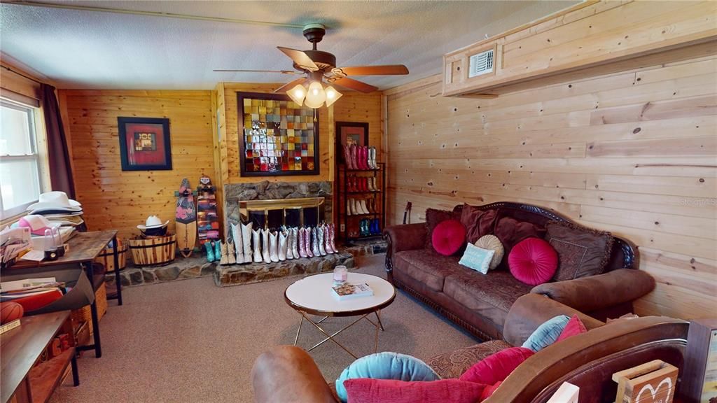 For Sale: $265,000 (2 beds, 1 baths, 888 Square Feet)