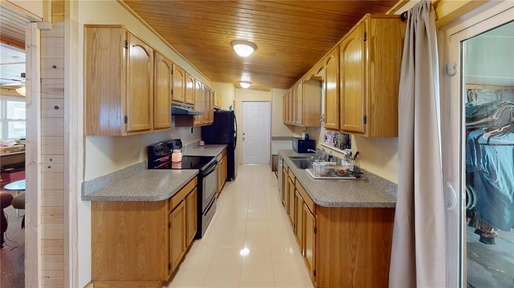 For Sale: $265,000 (2 beds, 1 baths, 888 Square Feet)