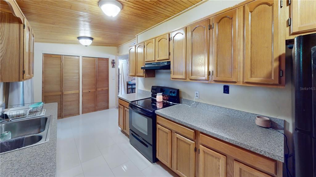 For Sale: $265,000 (2 beds, 1 baths, 888 Square Feet)