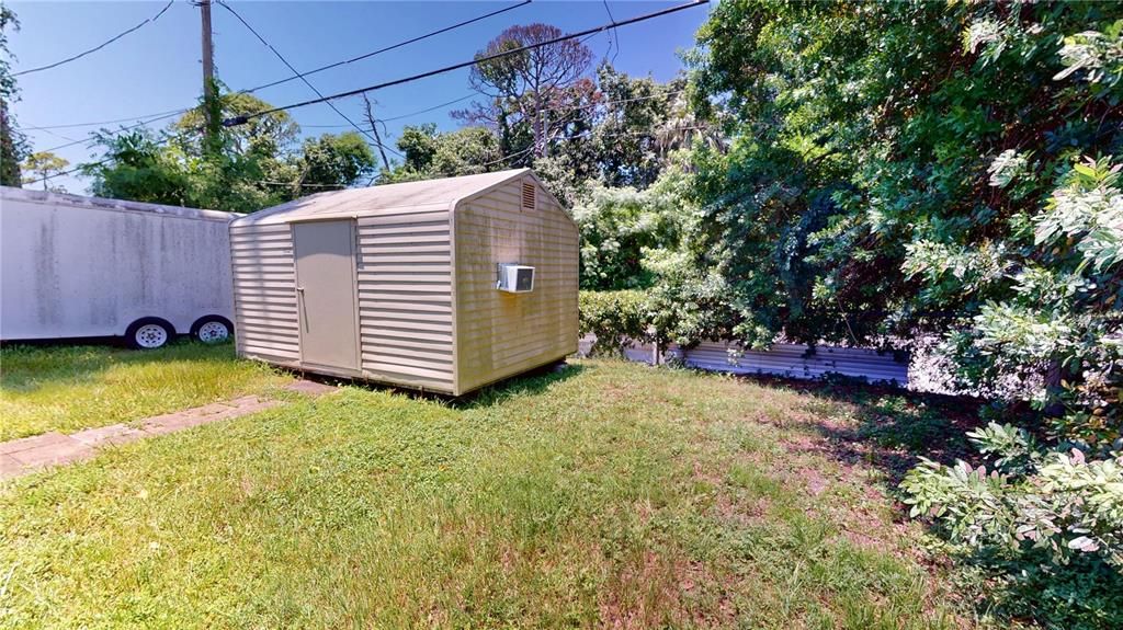 For Sale: $265,000 (2 beds, 1 baths, 888 Square Feet)