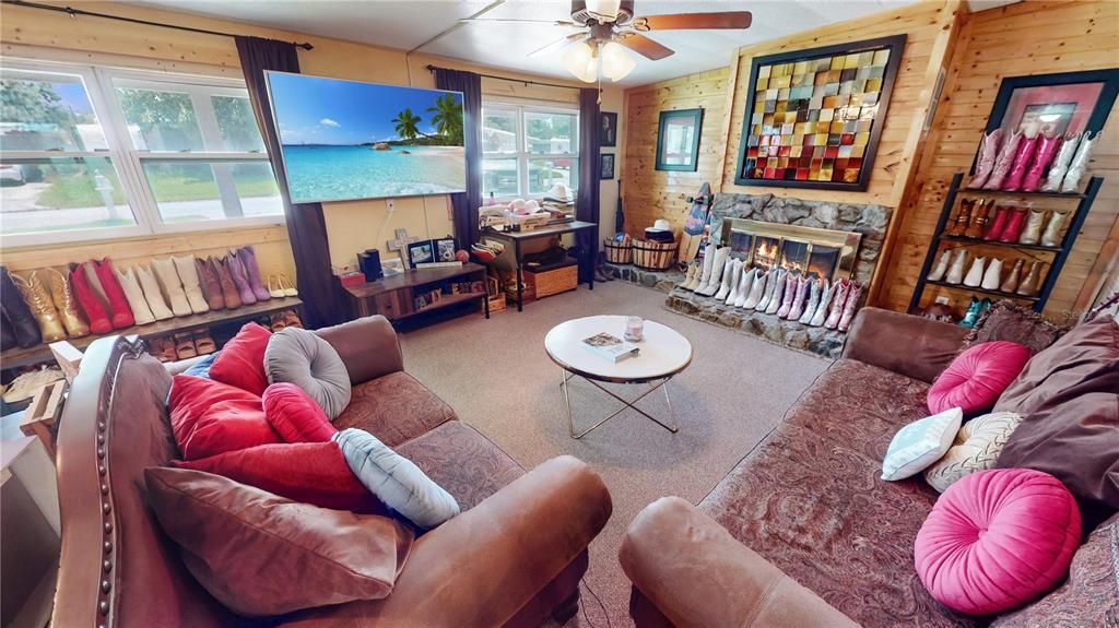 For Sale: $265,000 (2 beds, 1 baths, 888 Square Feet)