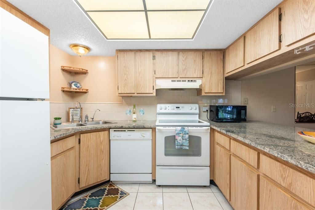 For Rent: $1,750 (2 beds, 2 baths, 899 Square Feet)