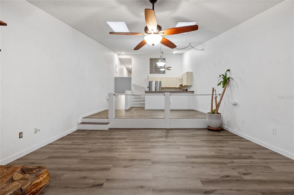 Active With Contract: $189,900 (2 beds, 2 baths, 1245 Square Feet)