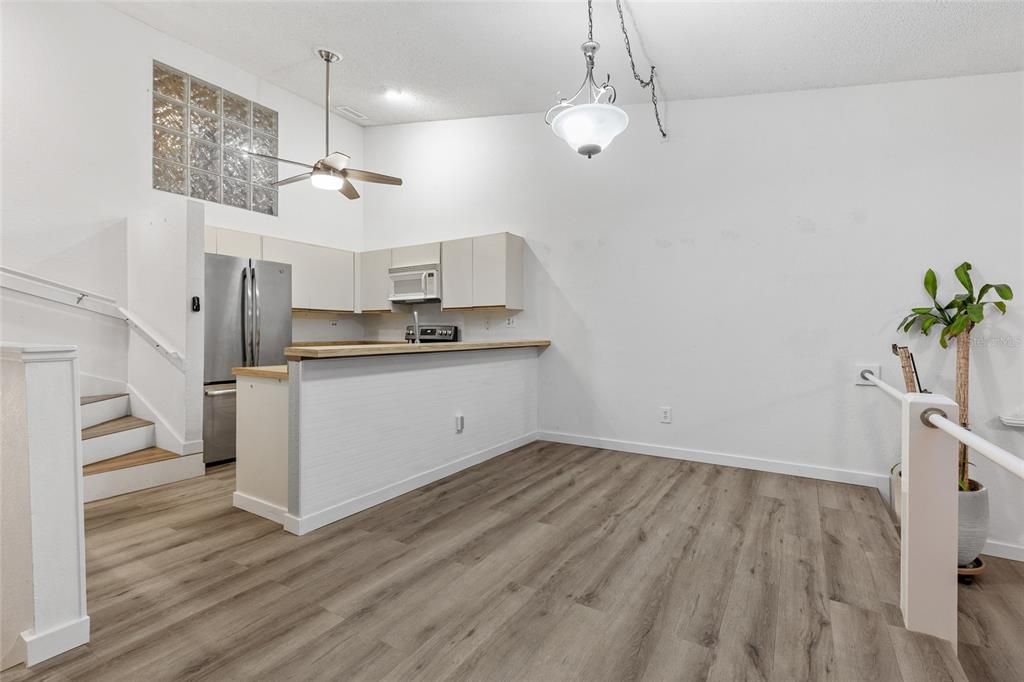 Active With Contract: $189,900 (2 beds, 2 baths, 1245 Square Feet)
