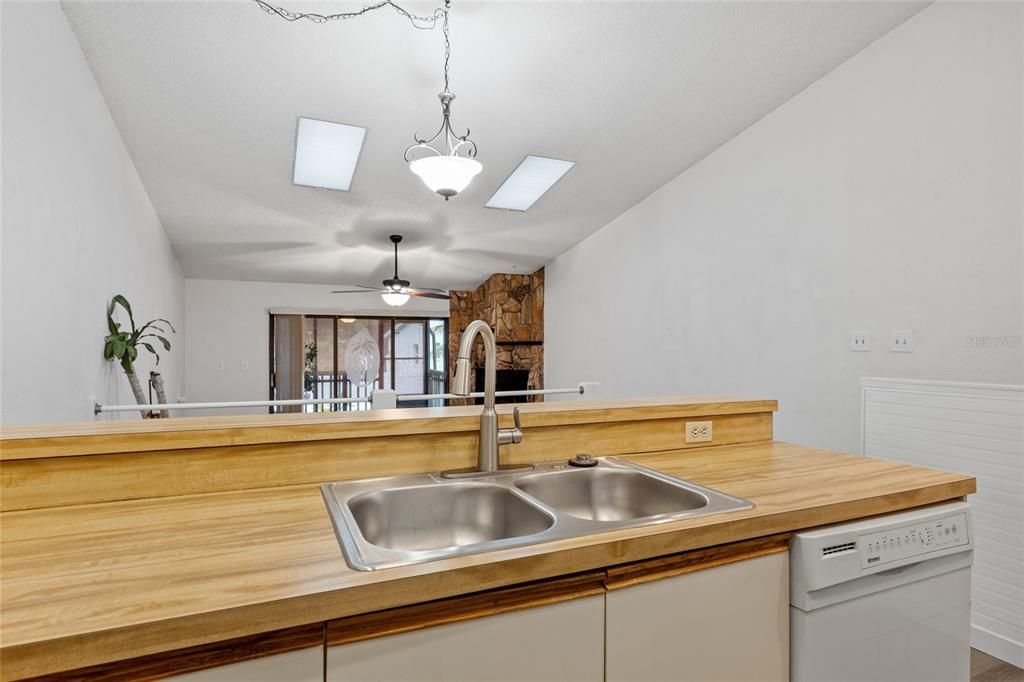 Active With Contract: $189,900 (2 beds, 2 baths, 1245 Square Feet)