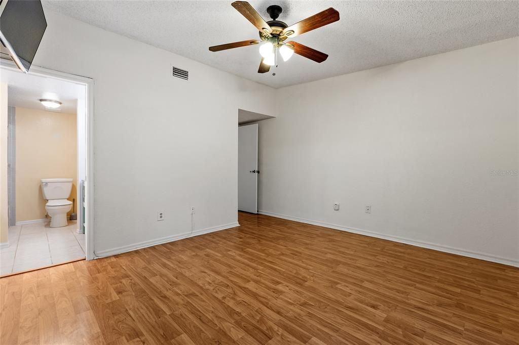 Active With Contract: $189,900 (2 beds, 2 baths, 1245 Square Feet)