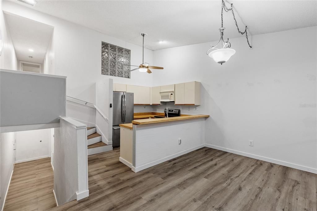 Active With Contract: $189,900 (2 beds, 2 baths, 1245 Square Feet)