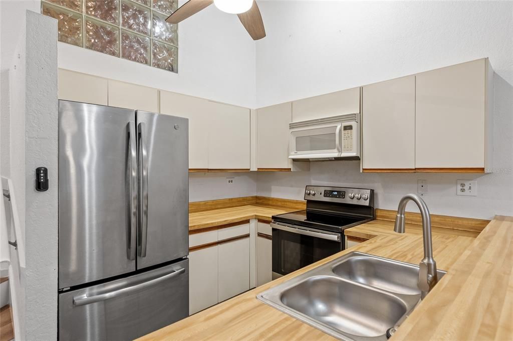 Active With Contract: $189,900 (2 beds, 2 baths, 1245 Square Feet)