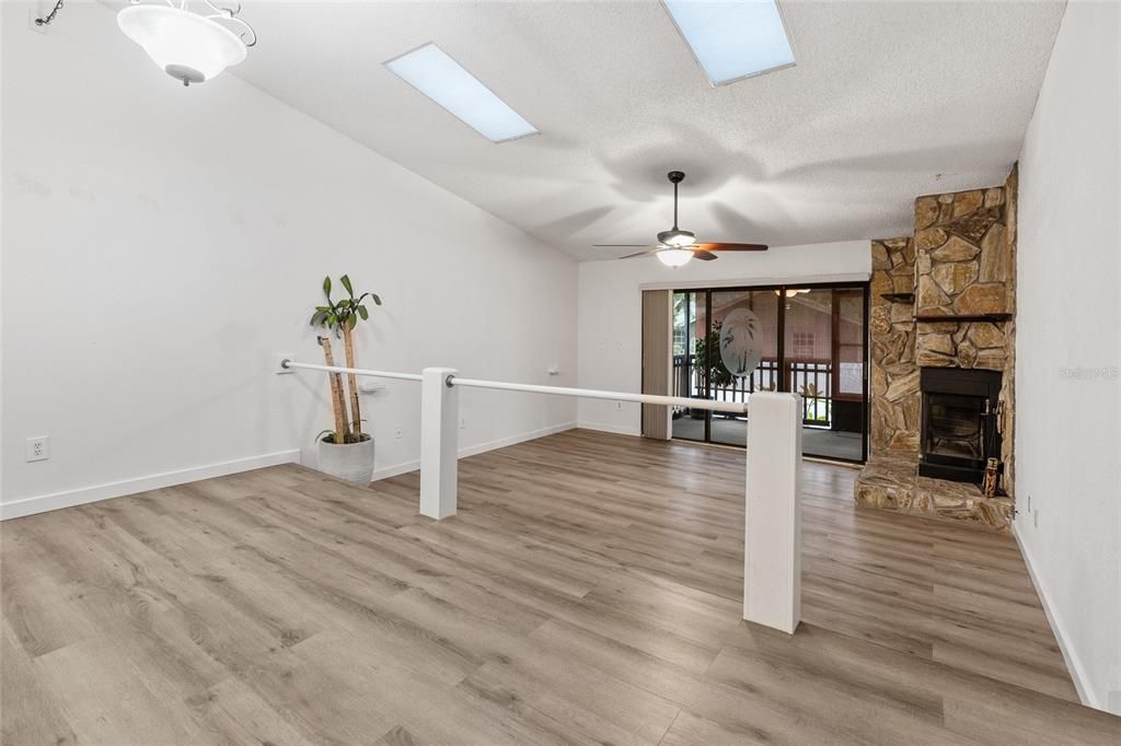Active With Contract: $189,900 (2 beds, 2 baths, 1245 Square Feet)