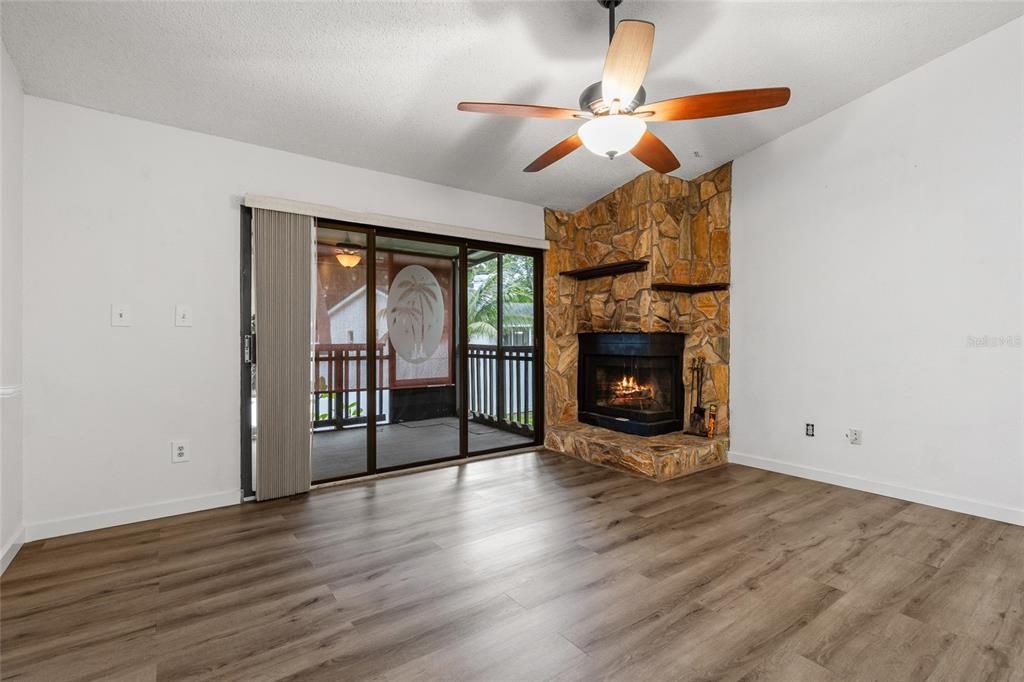 Active With Contract: $189,900 (2 beds, 2 baths, 1245 Square Feet)