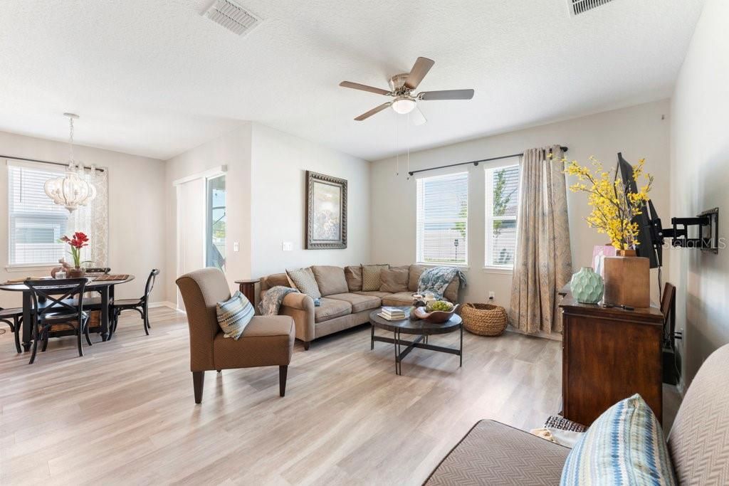 For Sale: $390,000 (4 beds, 2 baths, 1910 Square Feet)