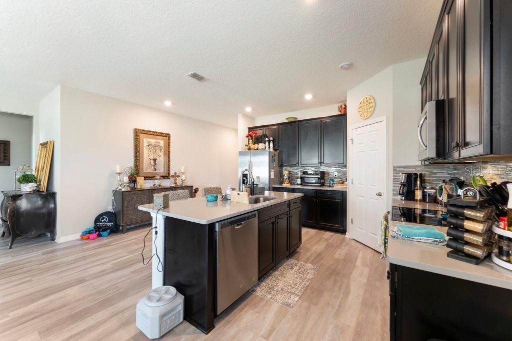 For Sale: $390,000 (4 beds, 2 baths, 1910 Square Feet)