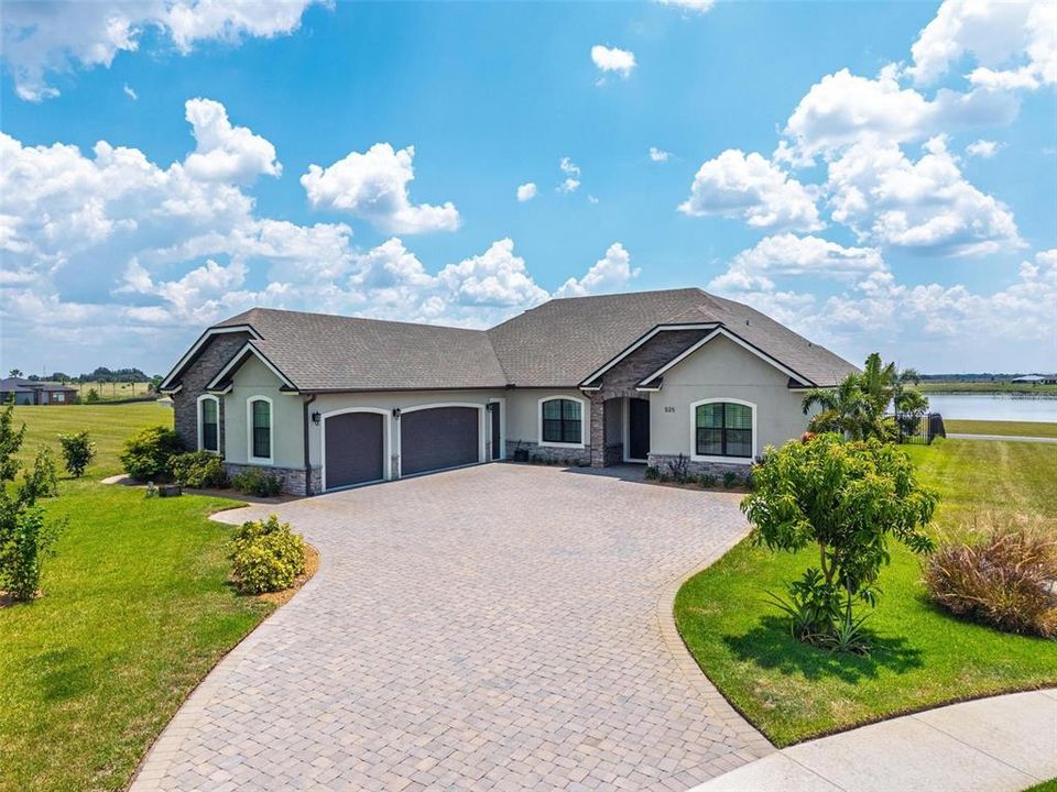 For Sale: $775,000 (4 beds, 3 baths, 2612 Square Feet)