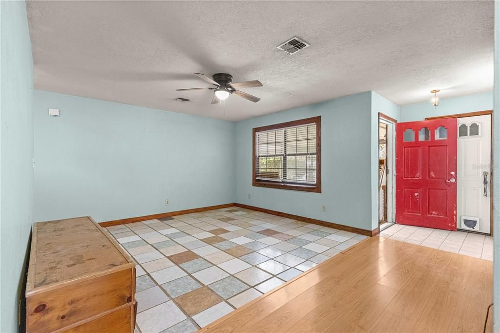 Active With Contract: $199,900 (3 beds, 2 baths, 1284 Square Feet)