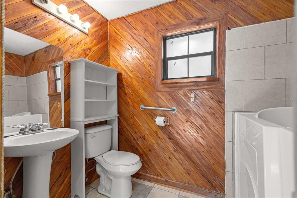 Active With Contract: $199,900 (3 beds, 2 baths, 1284 Square Feet)