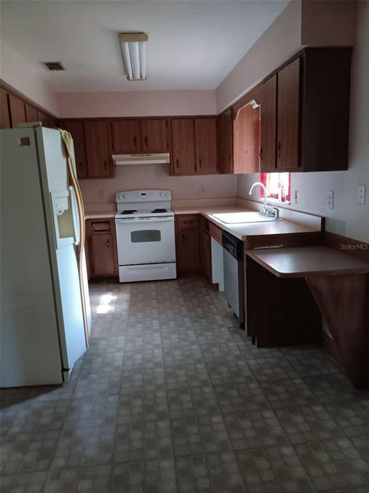 Active With Contract: $199,900 (3 beds, 2 baths, 1284 Square Feet)