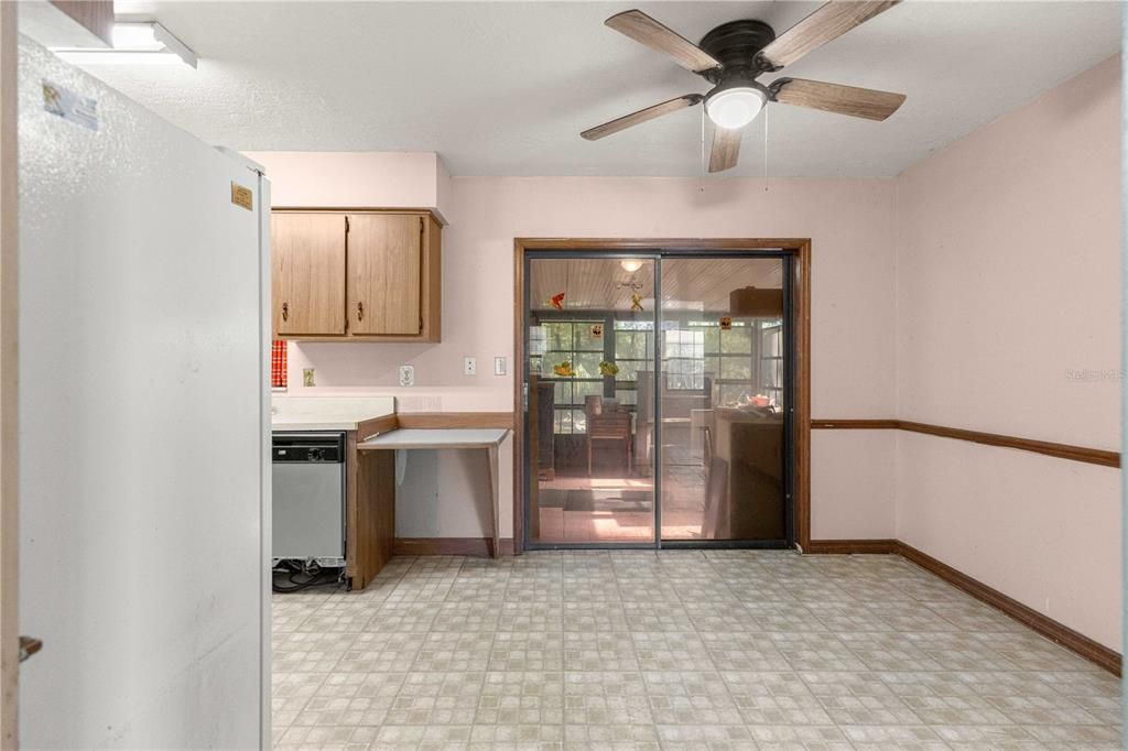 Active With Contract: $199,900 (3 beds, 2 baths, 1284 Square Feet)