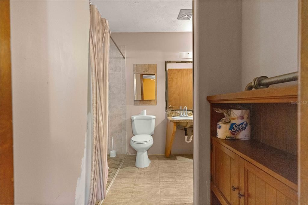 Active With Contract: $199,900 (3 beds, 2 baths, 1284 Square Feet)