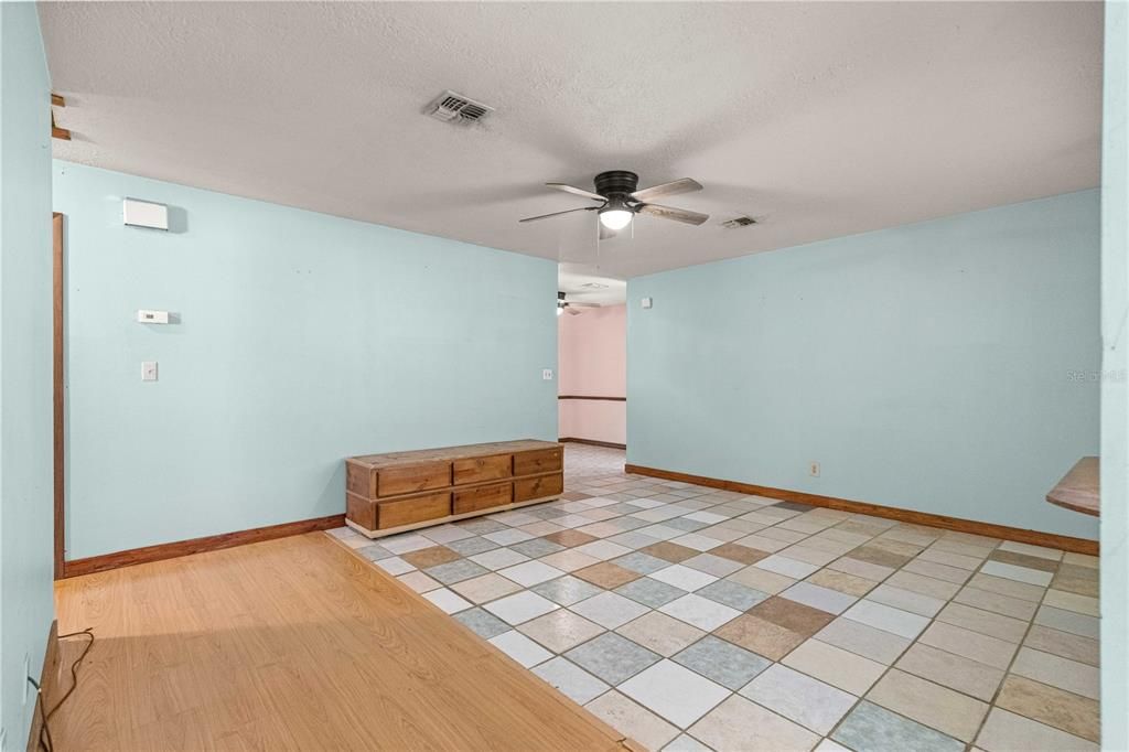 Active With Contract: $199,900 (3 beds, 2 baths, 1284 Square Feet)