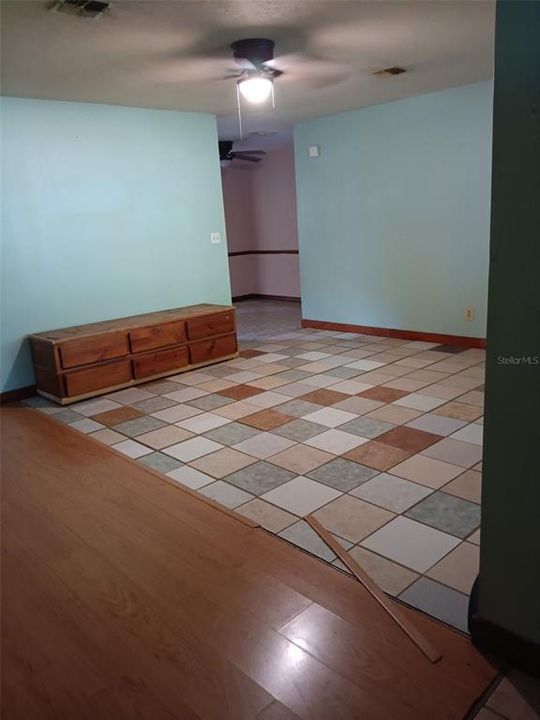 Active With Contract: $199,900 (3 beds, 2 baths, 1284 Square Feet)