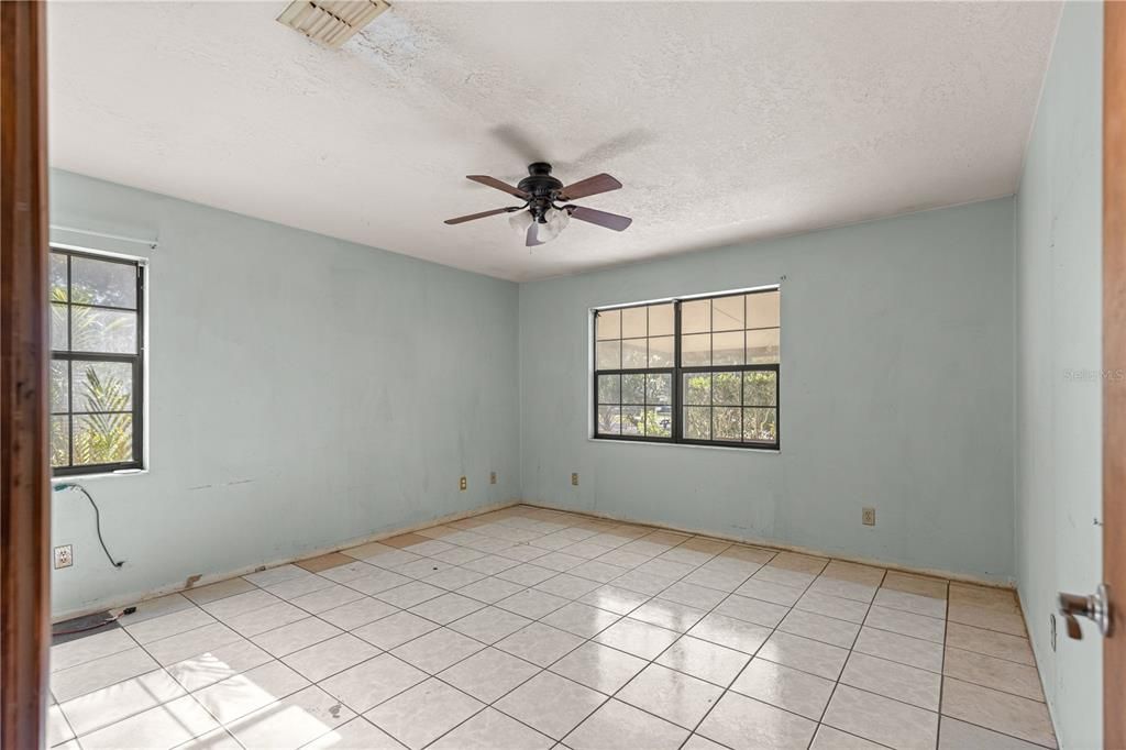 Active With Contract: $199,900 (3 beds, 2 baths, 1284 Square Feet)