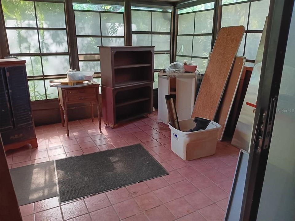 Active With Contract: $199,900 (3 beds, 2 baths, 1284 Square Feet)