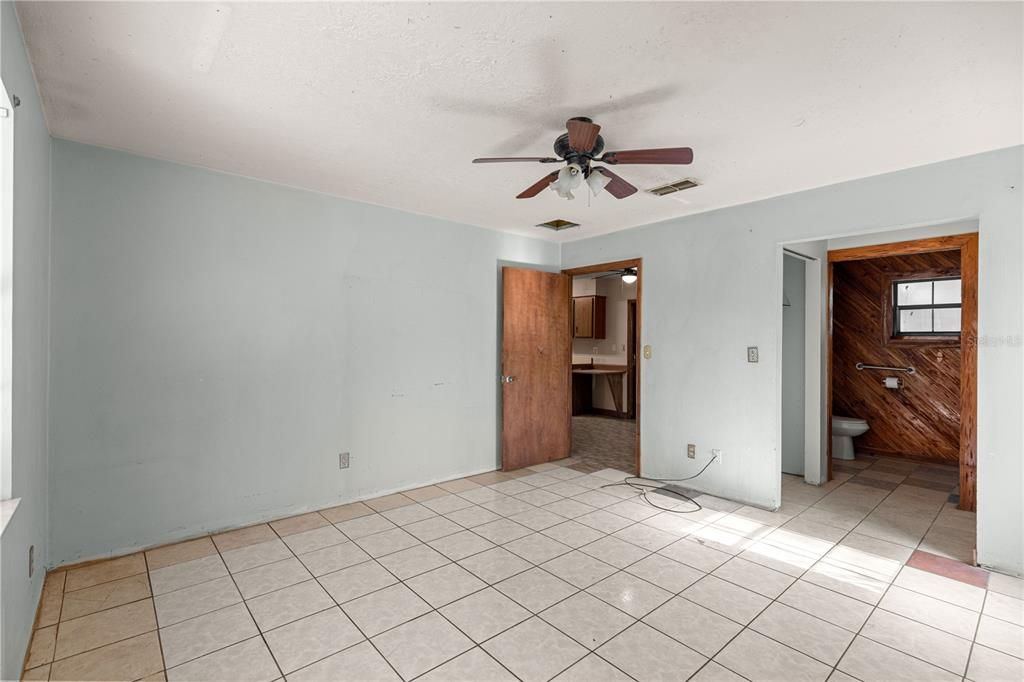 Active With Contract: $199,900 (3 beds, 2 baths, 1284 Square Feet)