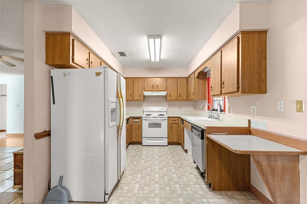 Active With Contract: $199,900 (3 beds, 2 baths, 1284 Square Feet)