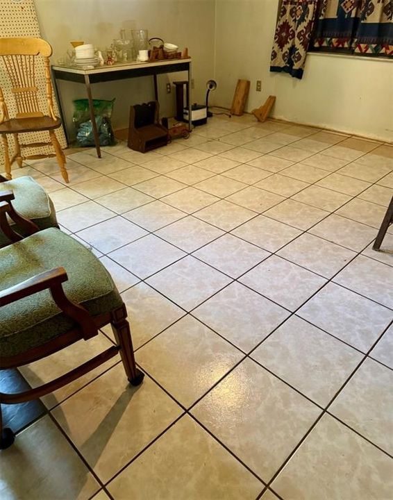 Active With Contract: $199,900 (3 beds, 2 baths, 1284 Square Feet)