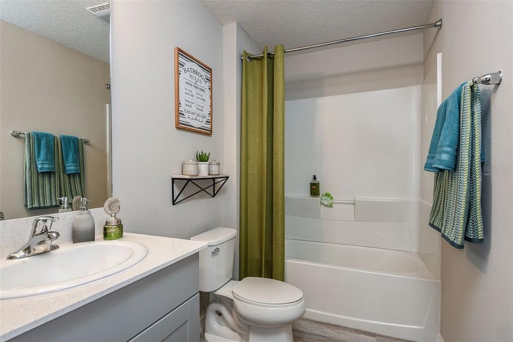 合同活跃: $449,990 (5 贝兹, 3 浴室, 2470 平方英尺)