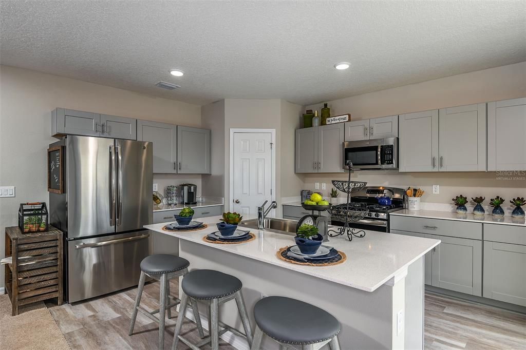 合同活跃: $449,990 (5 贝兹, 3 浴室, 2470 平方英尺)