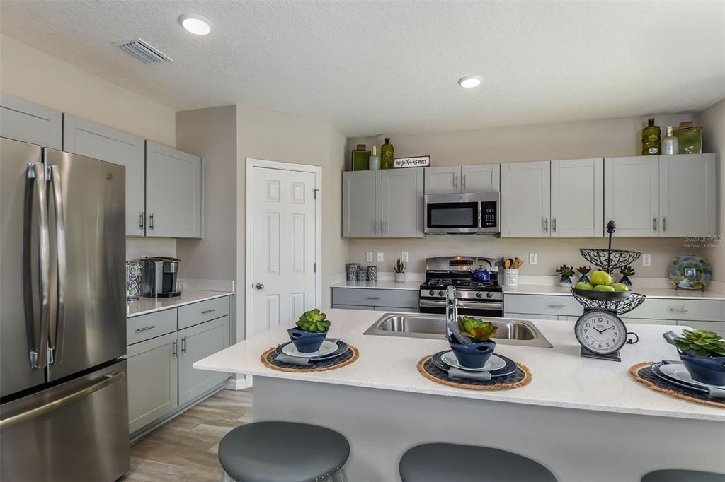 合同活跃: $449,990 (5 贝兹, 3 浴室, 2470 平方英尺)