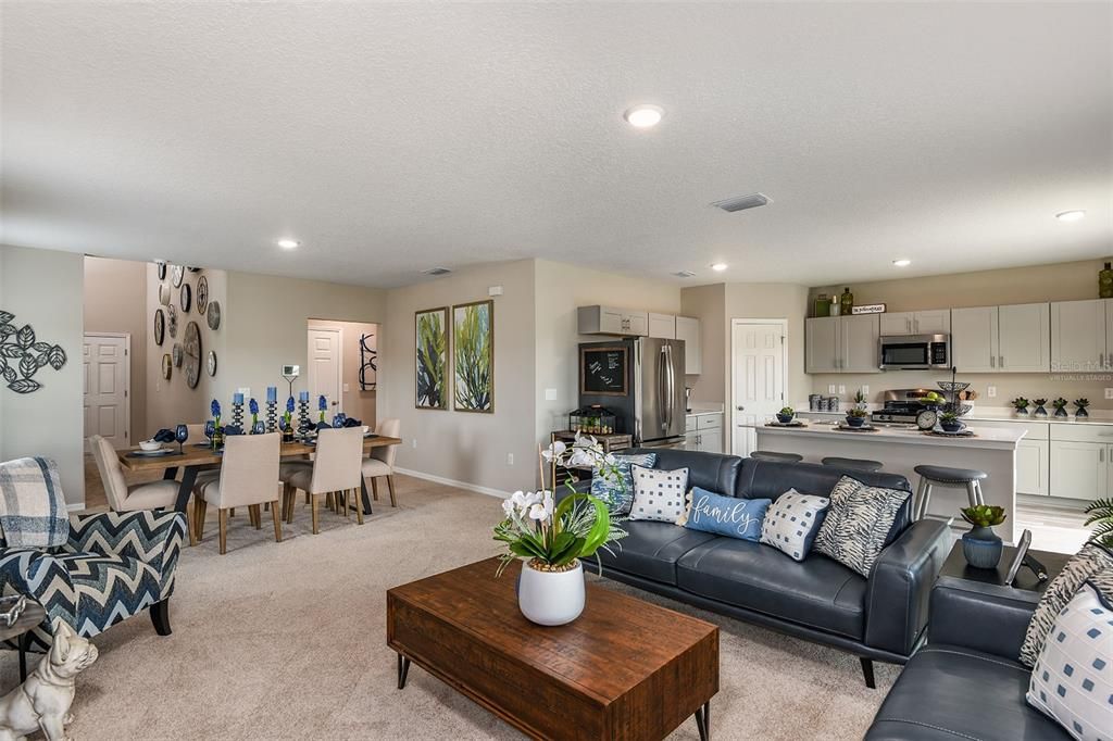 合同活跃: $449,990 (5 贝兹, 3 浴室, 2470 平方英尺)