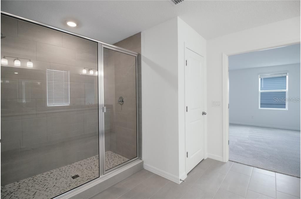 Active With Contract: $3,950 (5 beds, 4 baths, 3931 Square Feet)