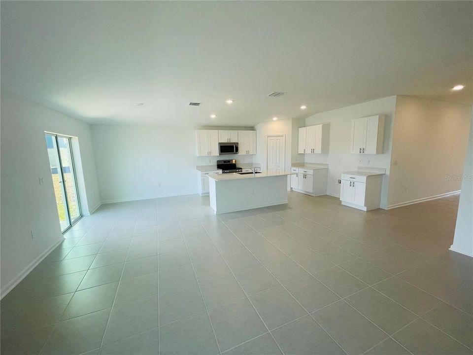 В аренду: $2,200 (4 спален, 2 ванн, 1824 Квадратных фут)