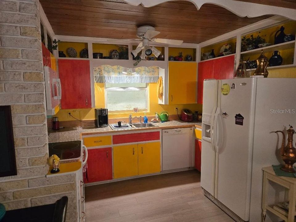 Active With Contract: $379,000 (3 beds, 2 baths, 1609 Square Feet)