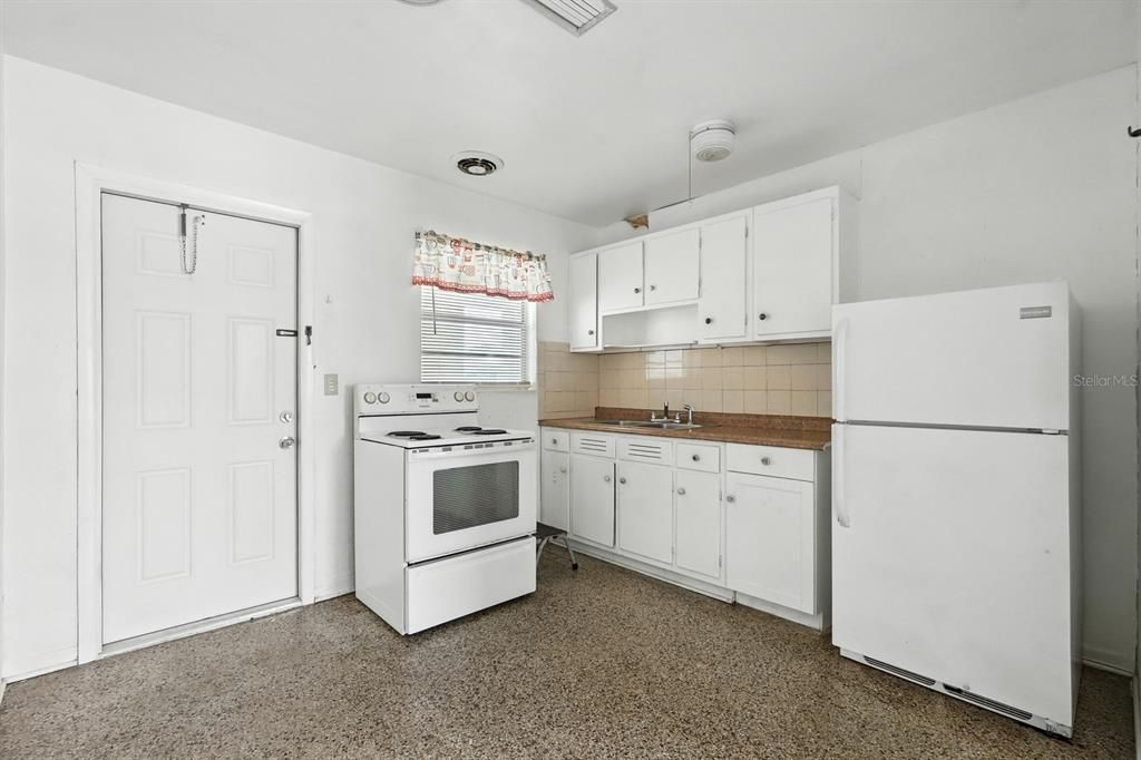 待售: $385,000 (3 贝兹, 0 浴室, 1440 平方英尺)