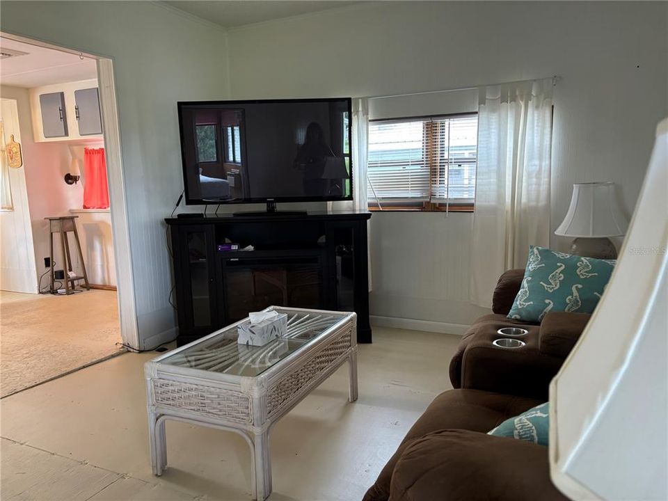 待售: $90,000 (2 贝兹, 1 浴室, 740 平方英尺)