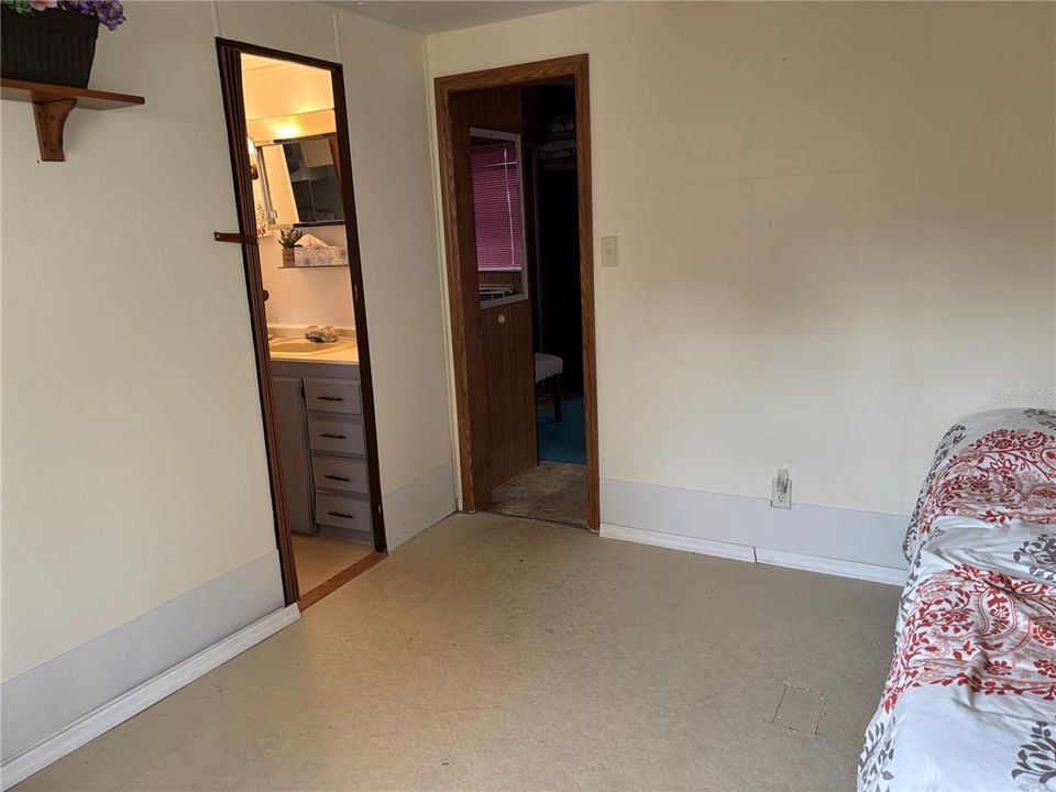 待售: $90,000 (2 贝兹, 1 浴室, 740 平方英尺)